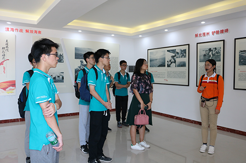 图三 参观红色旅游景区.png